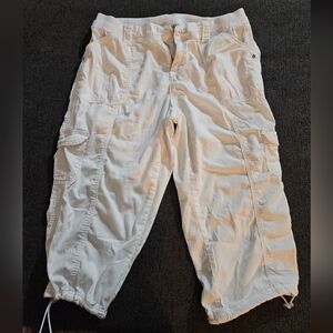 Women's Style and Co 6 pocket White Cargo Capri Pants. Size 12P. Fits like 10R.